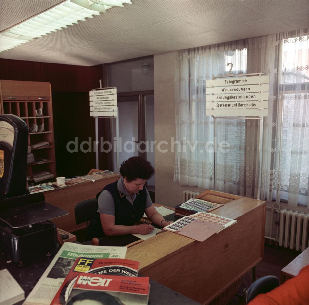 DDR-Bildarchiv: Potsdam - Postangestellte bei der Arbeit in Potsdam