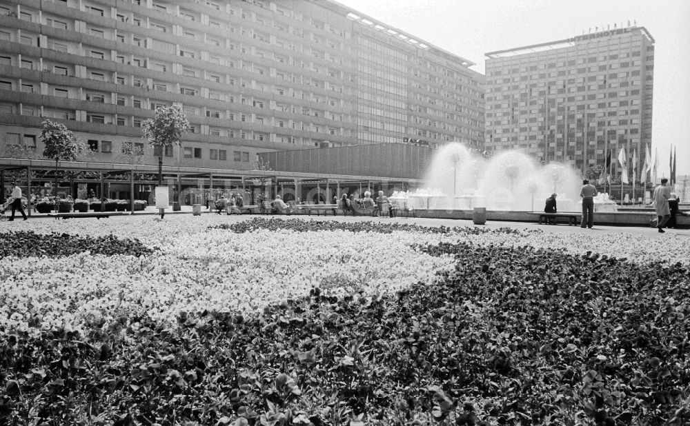 DDR-Fotoarchiv: Dresden - Prager Straße mit dem Interhotel NEWA in Dresden in Sachsen in der DDR