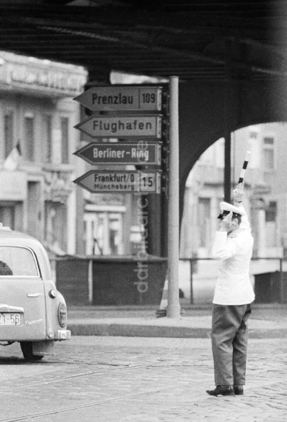 DDR-Fotoarchiv: Berlin - Praktische Ausbildung bei der Volkspolizei / Verkehrspolizei in Berlin, der ehemaligen Hauptstadt der DDR, Deutsche Demokratische Republik