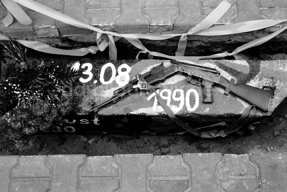 DDR-Bildarchiv: Berlin-Prenzlauer Berg - Prenzlauer Berg/Berlin Bernauer Str., symbolische Gedenksteinlegung 13.08.90 Foto:Grahn Umschlagnummer: 1045