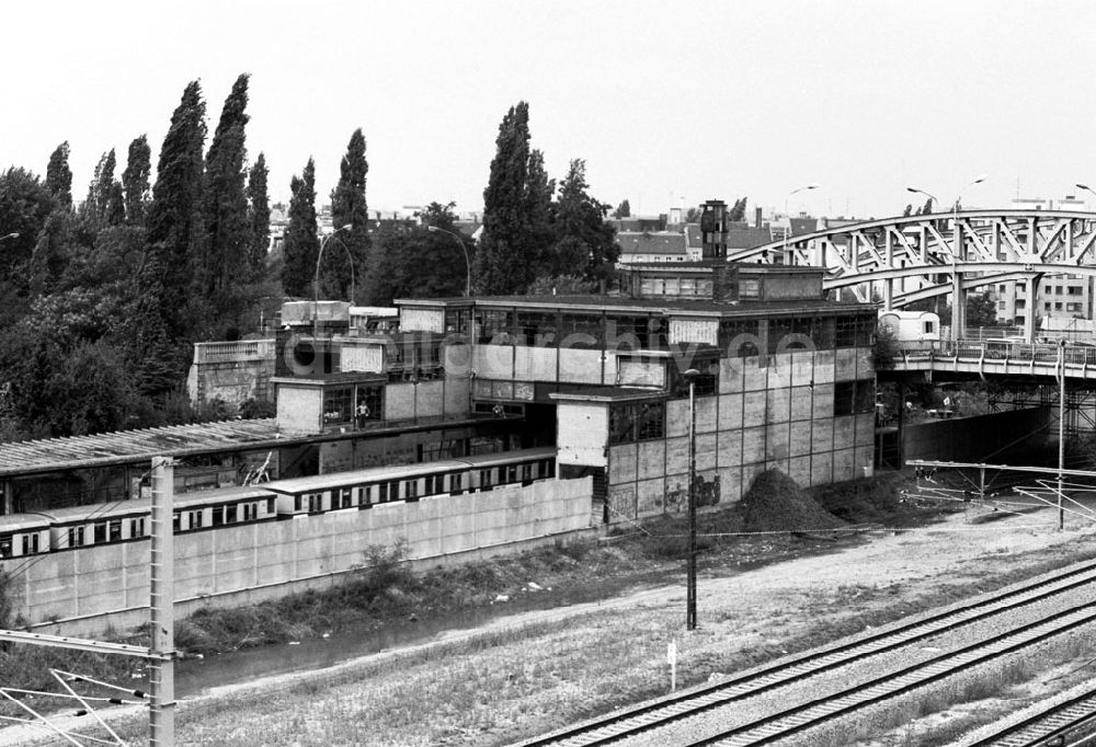 DDR-Fotoarchiv: Berlin-Prenzlauer Berg - Prenzlauer Berg/Berlin S-Bhf. Bornholmer Str. 16.08.90 Foto: Grahn Umschlagnummer: 1057