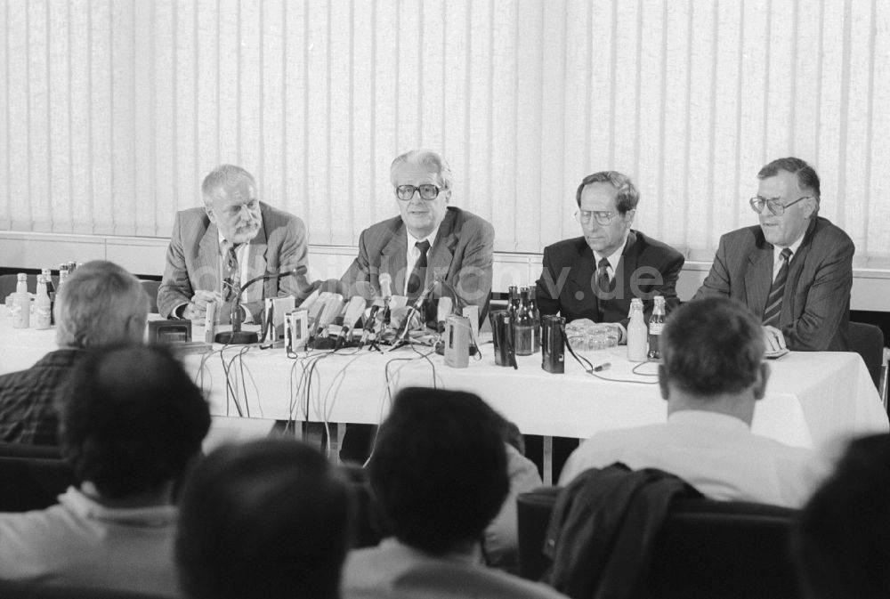 Joachimsthal: Pressegespräch nach dem Treffen Hans-Jochen Vogel mit Erich Honecker im Jagdschloß Hubertusstock in Joachimsthal in der Schorfheide in Brandenburg in der DDR