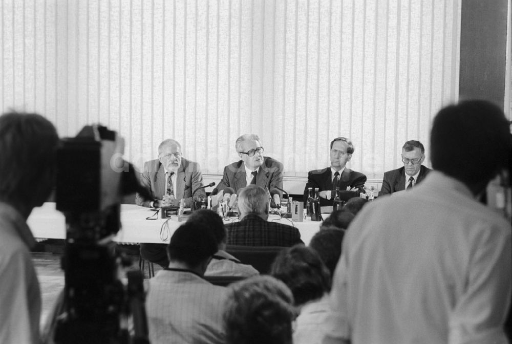 DDR-Bildarchiv: Joachimsthal - Pressegespräch nach dem Treffen Hans-Jochen Vogel mit Erich Honecker im Jagdschloß Hubertusstock in Joachimsthal in der Schorfheide in Brandenburg in der DDR