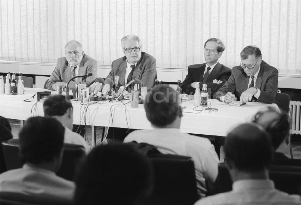 DDR-Fotoarchiv: Joachimsthal - Pressegespräch nach dem Treffen Hans-Jochen Vogel mit Erich Honecker im Jagdschloß Hubertusstock in Joachimsthal in der Schorfheide in Brandenburg in der DDR