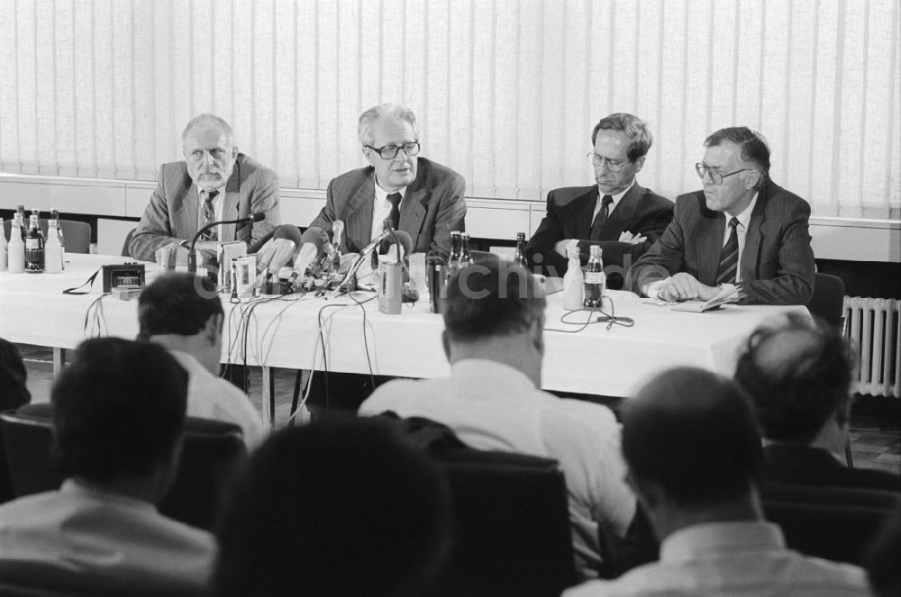 Joachimsthal: Pressegespräch nach dem Treffen Hans-Jochen Vogel mit Erich Honecker im Jagdschloß Hubertusstock in Joachimsthal in der Schorfheide in Brandenburg in der DDR