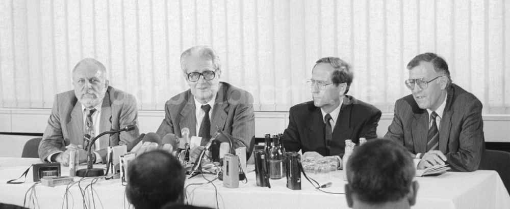 DDR-Bildarchiv: Joachimsthal - Pressegespräch nach dem Treffen Hans-Jochen Vogel mit Erich Honecker im Jagdschloß Hubertusstock in Joachimsthal in der Schorfheide in Brandenburg in der DDR
