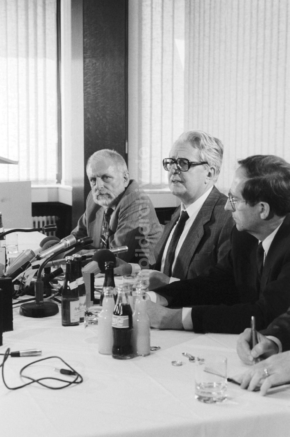DDR-Fotoarchiv: Joachimsthal - Pressegespräch nach dem Treffen Hans-Jochen Vogel mit Erich Honecker im Jagdschloß Hubertusstock in Joachimsthal in der Schorfheide in Brandenburg in der DDR