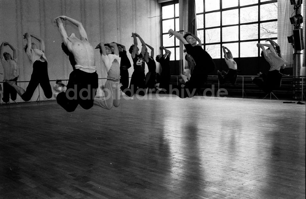 DDR-Bildarchiv: - Pressekonferenz in der Staatlichen Ballettschule Umschlagnummer: 7330