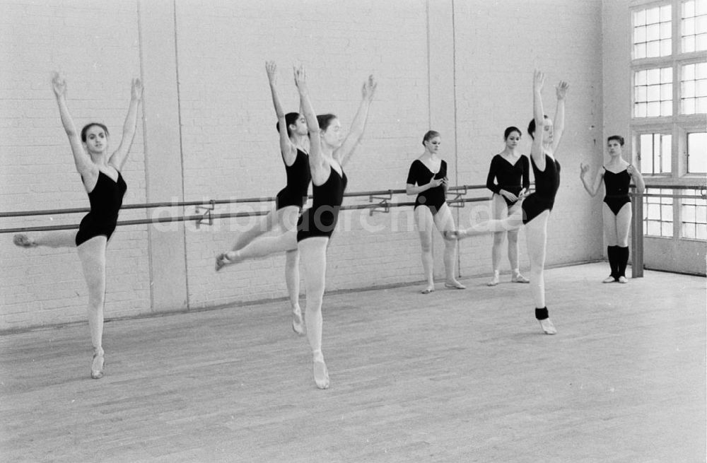 DDR-Fotoarchiv: - Pressekonferenz in der Staatlichen Ballettschule Umschlagnummer: 7330