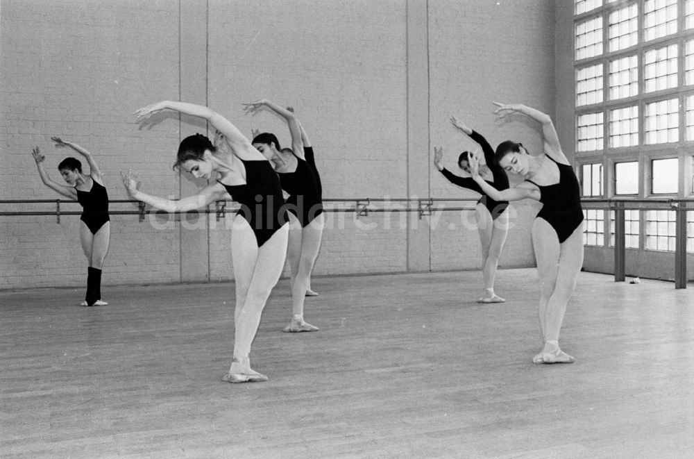 DDR-Bildarchiv: - Pressekonferenz in der Staatlichen Ballettschule Umschlagnummer: 7330