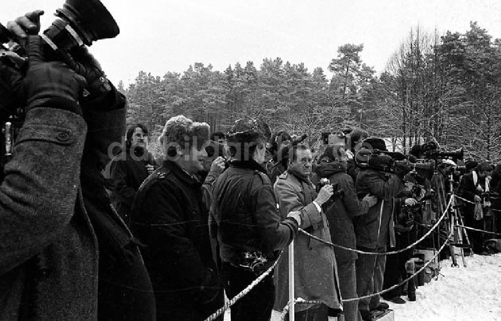 DDR-Fotoarchiv: Schorfheide-Döllnsee (Brandenburg) - Pressekonferenz zum Staatsbesuch Helmut Schmidt in der DDR