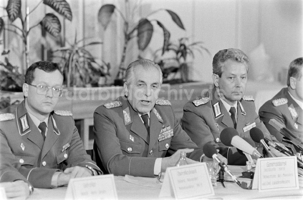 DDR-Bildarchiv: Goldberg - Pressekonferenz zur Auflösung des Panzerregiment 8 (PR-8) in Goldberg in Mecklenburg-Vorpommern in der DDR