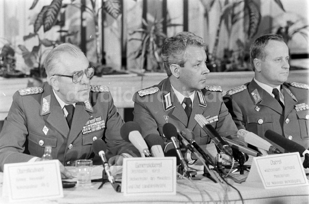 DDR-Bildarchiv: Goldberg - Pressekonferenz zur Auflösung des Panzerregiment 8 (PR-8) in Goldberg in Mecklenburg-Vorpommern in der DDR