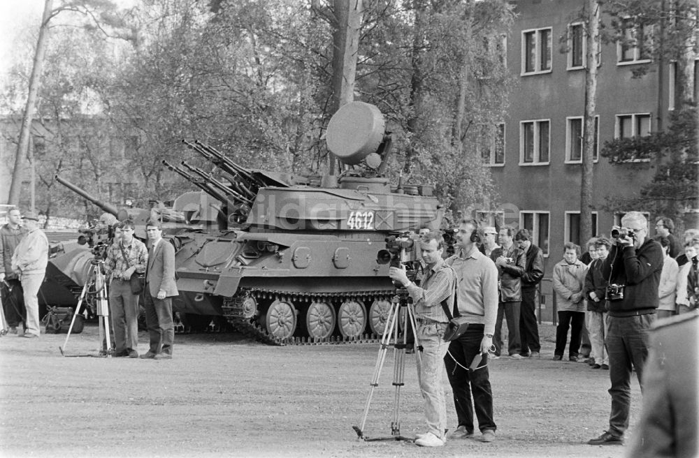 DDR-Fotoarchiv: Goldberg - Pressekonferenz zur Auflösung des Panzerregiment 8 (PR-8) in Goldberg in Mecklenburg-Vorpommern in der DDR