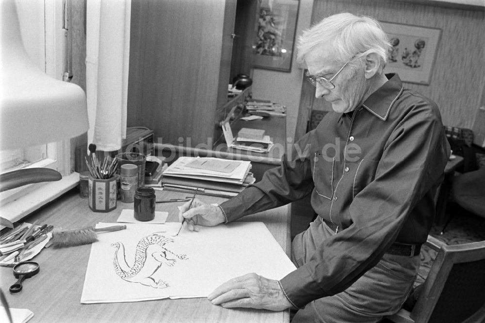 Berlin: Pressezeichner und Karikaturist Alfred Beier-Red (1902 - 2001) in Berlin, der ehemaligen Hauptstadt der DDR, Deutsche Demokratische Republik