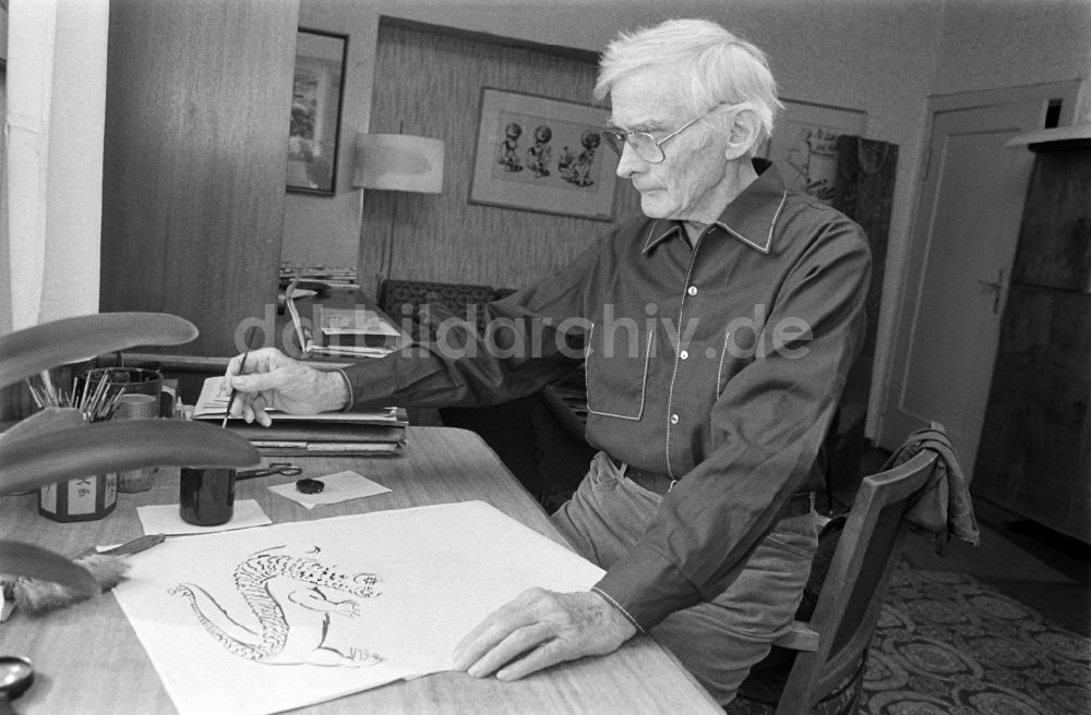 DDR-Bildarchiv: Berlin - Pressezeichner und Karikaturist Alfred Beier-Red (1902 - 2001) in Berlin, der ehemaligen Hauptstadt der DDR, Deutsche Demokratische Republik