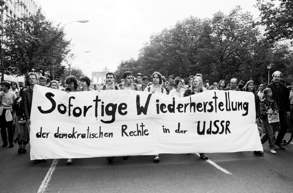 DDR-Fotoarchiv: Berlin - Pro-Gorbi-Demo vor SU-Botschaft Unter den Linden Umschlag: 664
