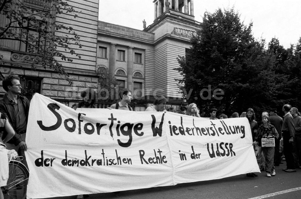 Berlin: Pro-Gorbi-Demo vor SU-Botschaft Unter den Linden Umschlag: 664