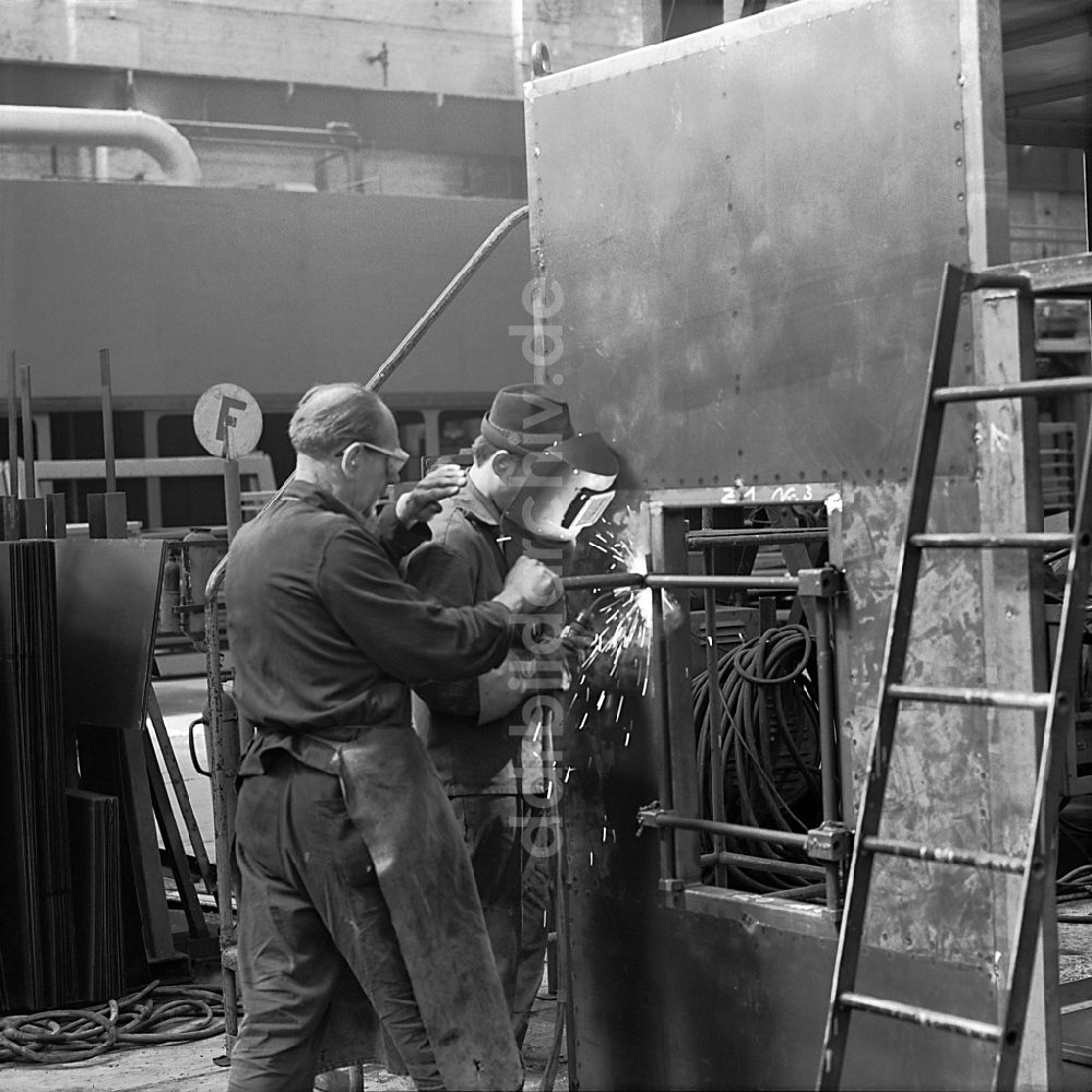 DDR-Fotoarchiv: Potsdam - Produktionsprozeß im VEB Lokomotivbau Karl Marx Babelsberg in Potsdam in der DDR