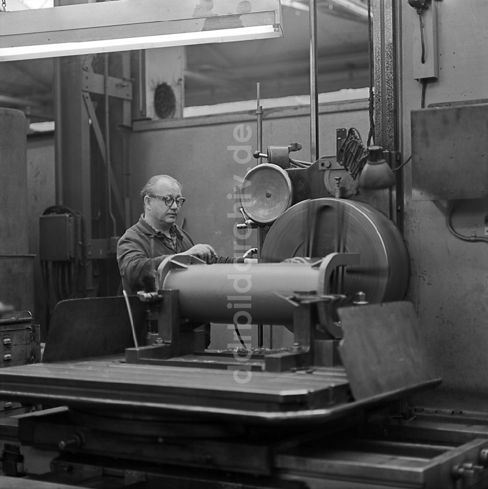 Potsdam: Produktionsprozeß im VEB Lokomotivbau Karl Marx Babelsberg in Potsdam in der DDR
