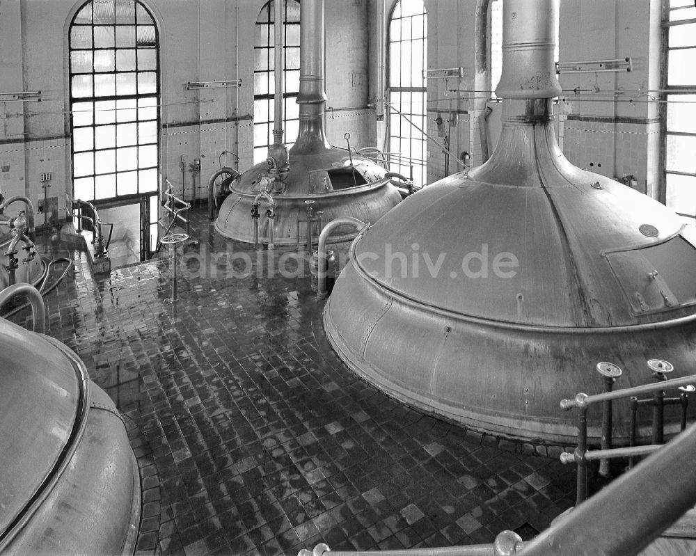 DDR-Fotoarchiv: Berlin - Produktionsprozeß in der VEB Schultheiss-Brauerei in Berlin in der DDR