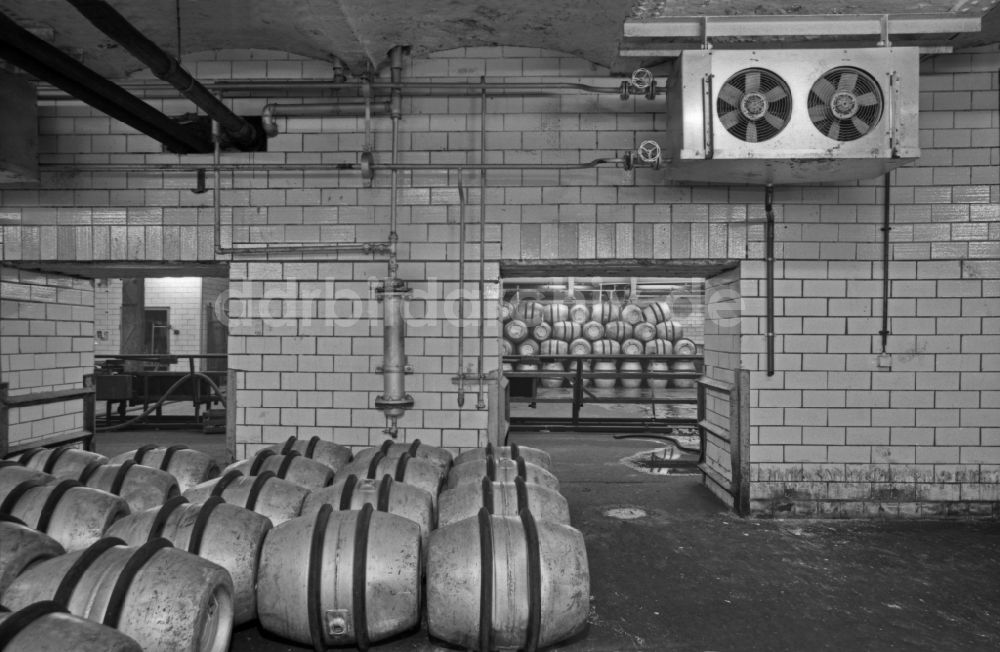 DDR-Bildarchiv: Berlin - Produktionsprozeß in der VEB Schultheiss-Brauerei in Berlin in der DDR