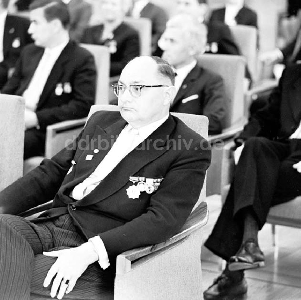 DDR-Fotoarchiv: Berlin - Prof. Dr. Dathe im Staatsrat vor der Verleihung mit Nationalpreis Foto: Schönfeld