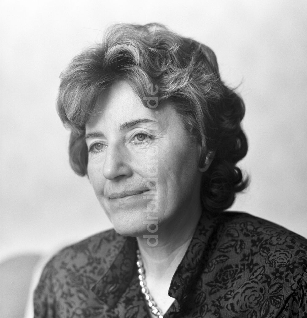 DDR-Fotoarchiv: Berlin - Lichtenberg - Professor Dr. Christa Luft im Porträt in Berlin - Lichtenberg