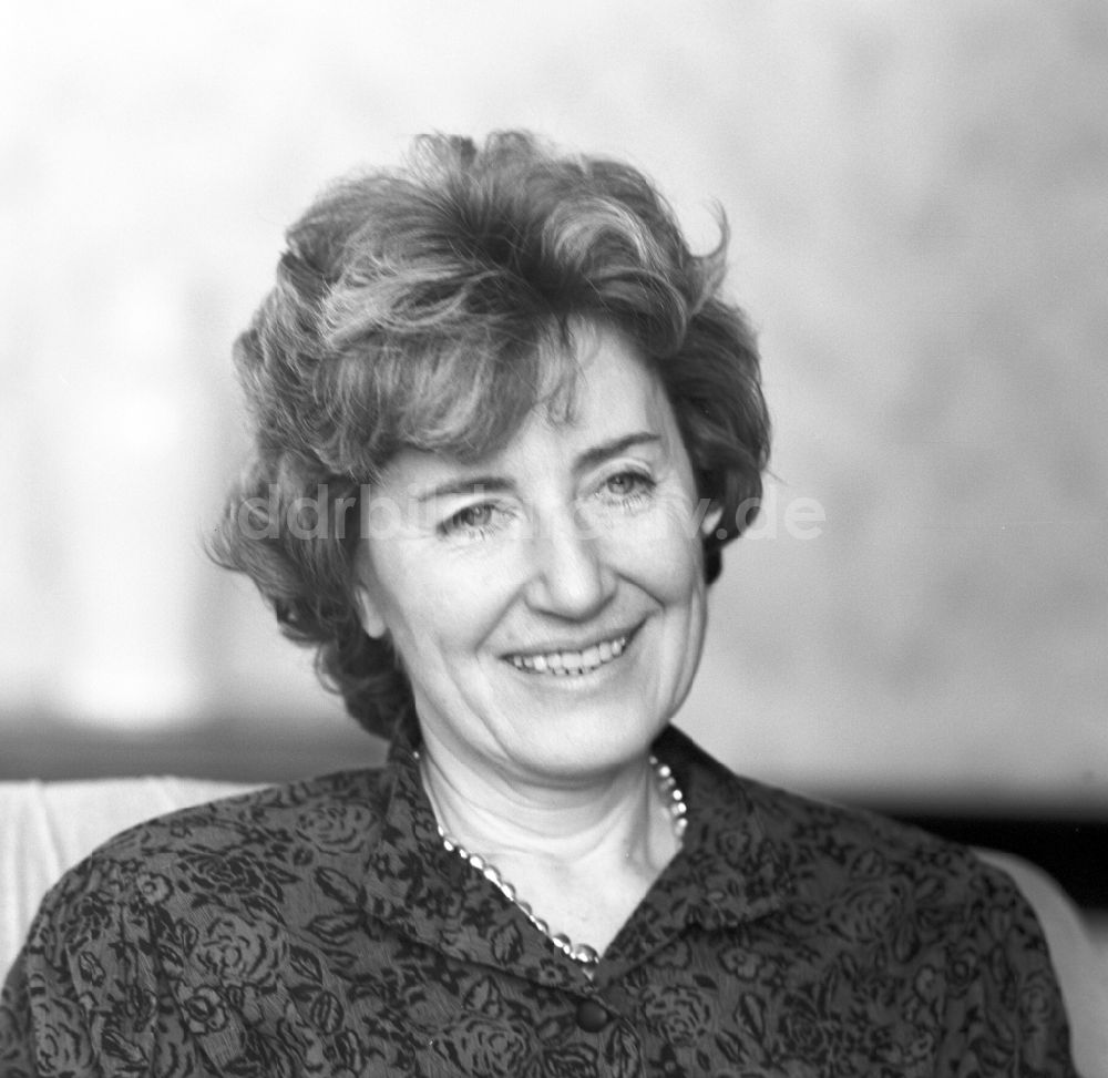 DDR-Bildarchiv: Berlin - Lichtenberg - Professor Dr. Christa Luft im Porträt in Berlin - Lichtenberg