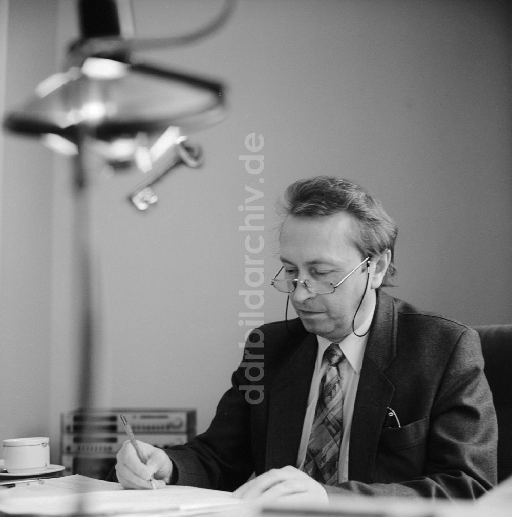 DDR-Bildarchiv: Berlin - Professor Dr. sc. Dieter Bernhard Herrmann in seinem Büro am Schreibtisch in Berlin