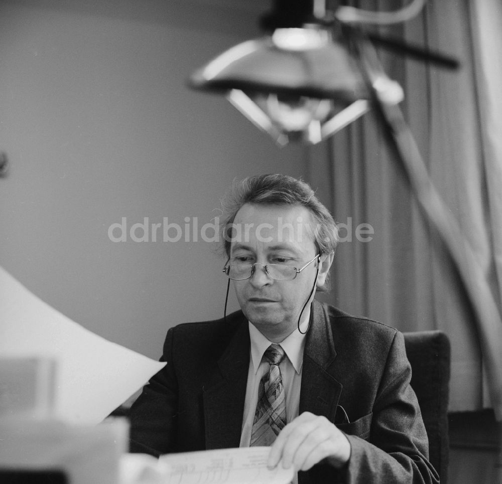 DDR-Fotoarchiv: Berlin - Professor Dr. sc. Dieter Bernhard Herrmann in seinem Büro am Schreibtisch in Berlin