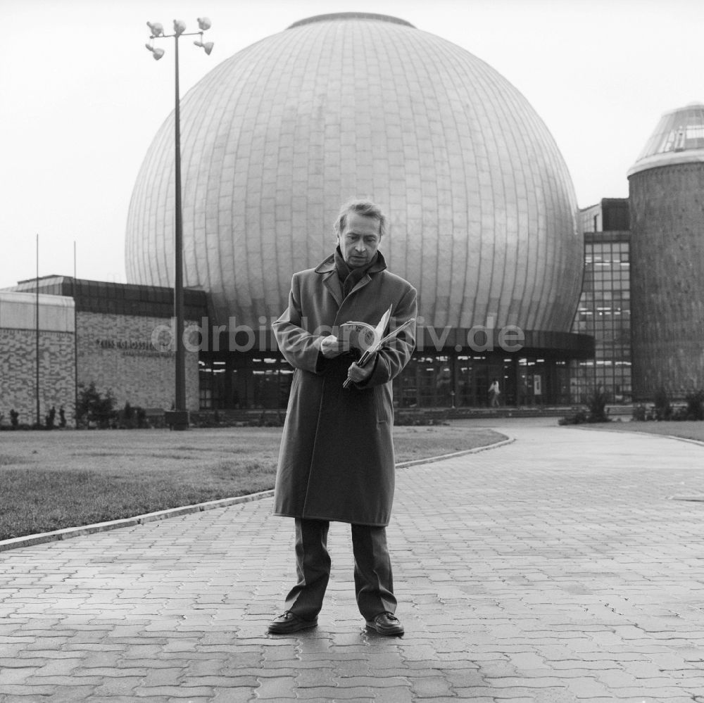 DDR-Fotoarchiv: Berlin - Professor Dr. sc. Dieter Bernhard Herrmann vor dem Zeiss-Großplanetarium in Berlin