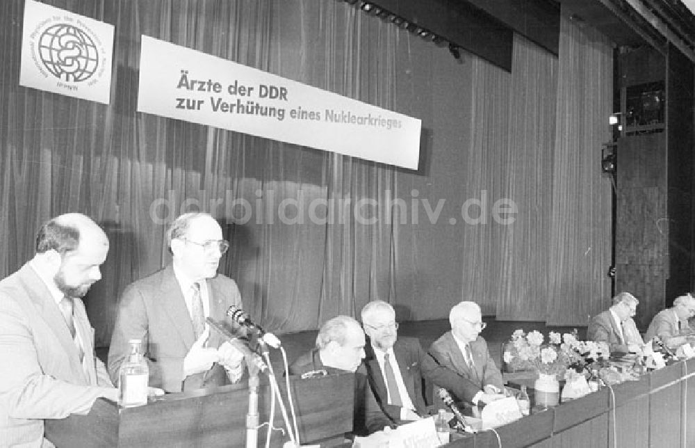 DDR-Bildarchiv: unbekannt - Professor Lown (USA) und Professor Kusin (UdSSR) Ärzte zur Verhütung eines Nuklearkrieges Foto: Lenke Nr