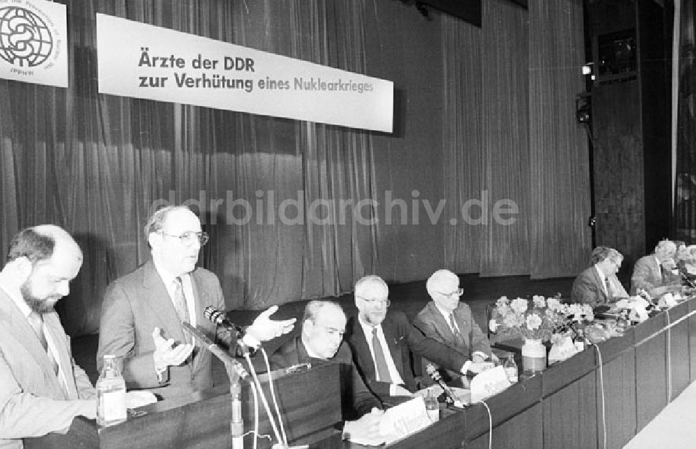 DDR-Fotoarchiv: unbekannt - Professor Lown (USA) und Professor Kusin (UdSSR) Ärzte zur Verhütung eines Nuklearkrieges Foto: Lenke Nr
