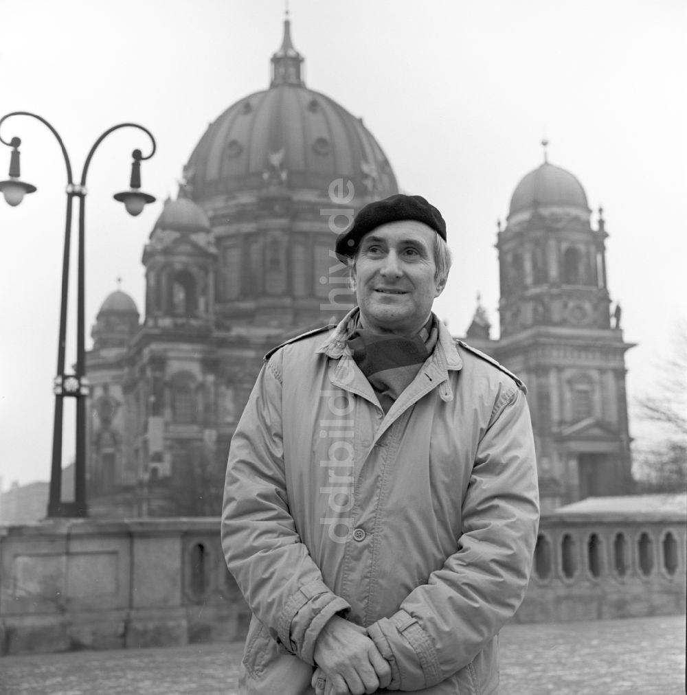 DDR-Bildarchiv: Berlin - Professor der Theologie Heinrich Fink vor dem Berliner Dom in Berlin