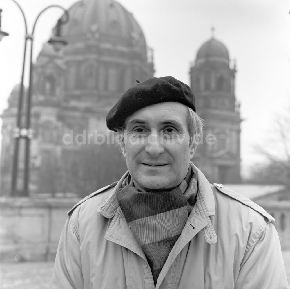 Berlin: Professor der Theologie Heinrich Fink vor dem Berliner Dom in Berlin