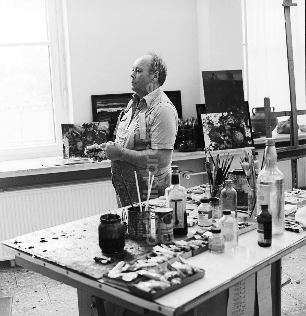 DDR-Fotoarchiv: Berlin - Mitte - Professor Walter Womacka ( 1925-2010 ) in seinem Atelier in Berlin-Mitte