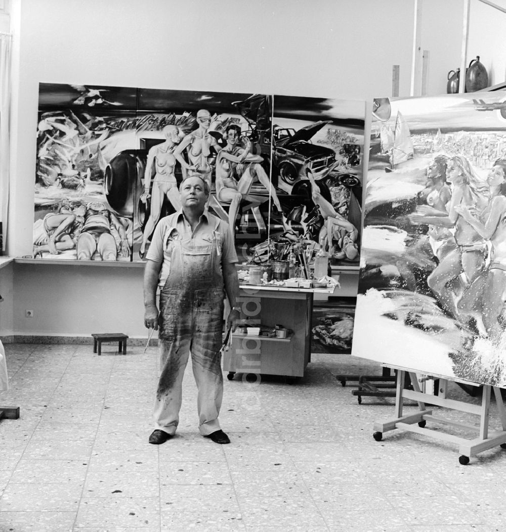 DDR-Bildarchiv: Berlin - Professor Walter Womacka ( 1925-2010 ) in seinem Atelier in Berlin-Mitte
