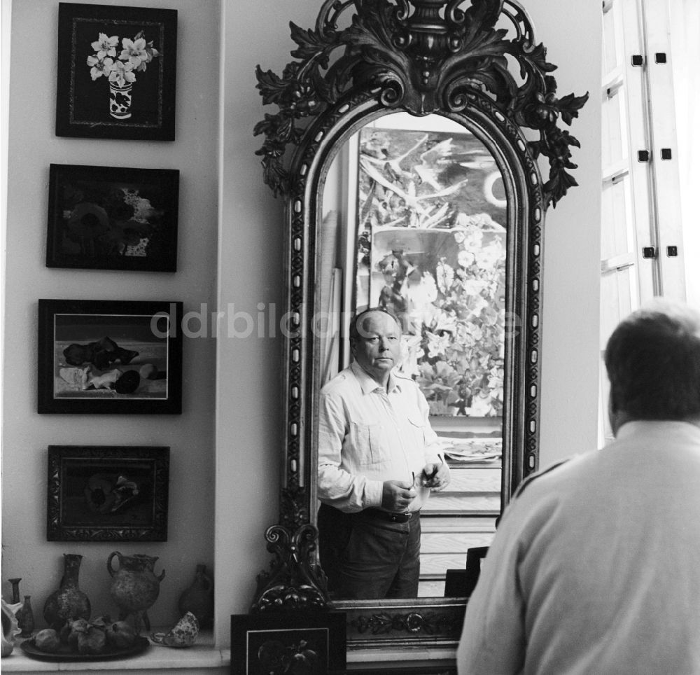 DDR-Fotoarchiv: Berlin - Professor Walter Womacka ( 1925-2010 ) in seinem Atelier in Berlin-Mitte