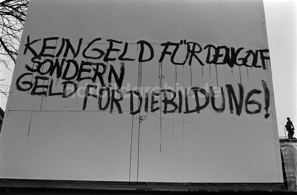 DDR-Bildarchiv: Berlin - Protest gegen Abwicklung der Humboldt-Universität in Berlin - Mitte, der ehemaligen Hauptstadt der DDR, Deutsche Demokratische Republik