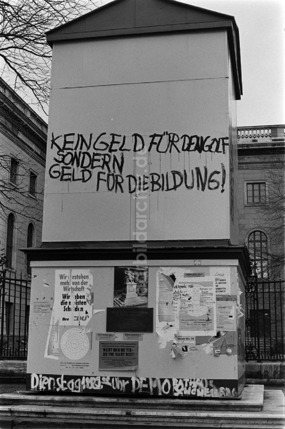 DDR-Fotoarchiv: Berlin - Protest gegen Abwicklung der Humboldt-Universität in Berlin - Mitte, der ehemaligen Hauptstadt der DDR, Deutsche Demokratische Republik