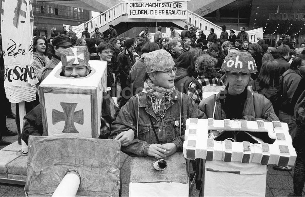 DDR-Fotoarchiv: Berlin - Protest gegen Wehrpflicht auf dem Alexanderplatz 01.03.1993