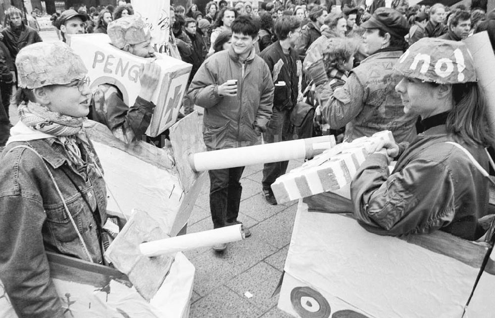 DDR-Bildarchiv: Berlin - Protest gegen Wehrpflicht auf dem Alexanderplatz 01.03.1993