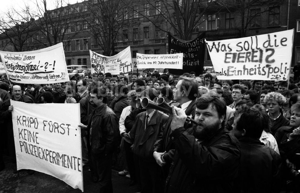 DDR-Bildarchiv: - Protest der Kripo vor dem Landtag Umschlagnummer: 7289