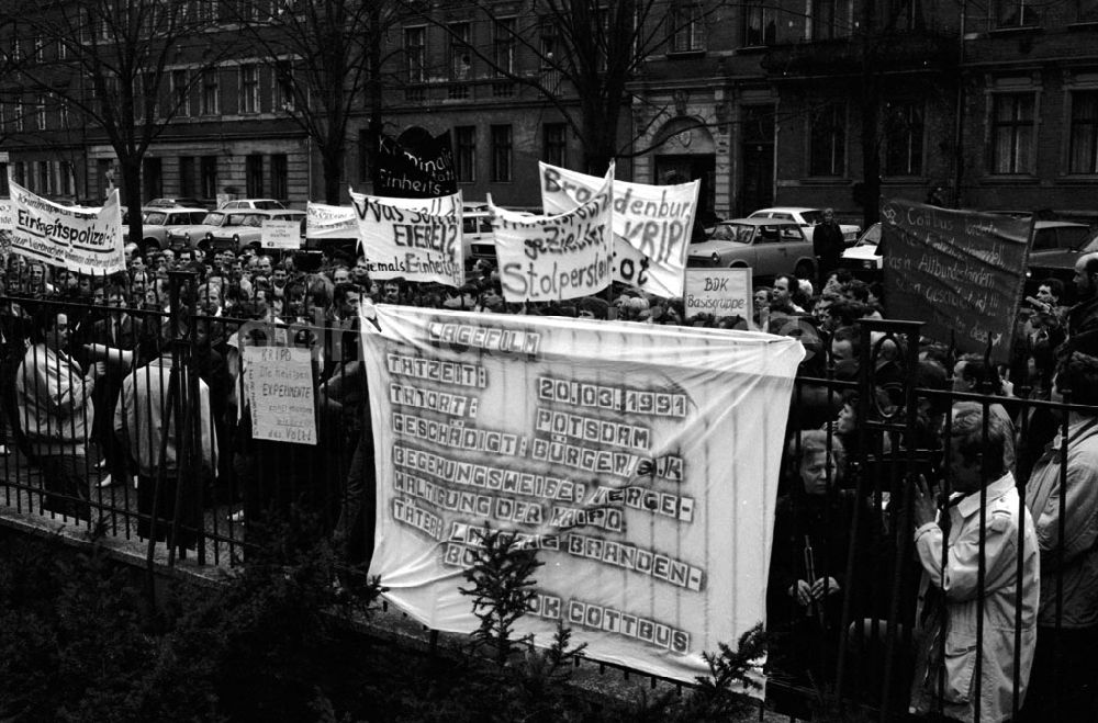 DDR-Bildarchiv: - Protest der Kripo vor dem Landtag Umschlagnummer: 7289