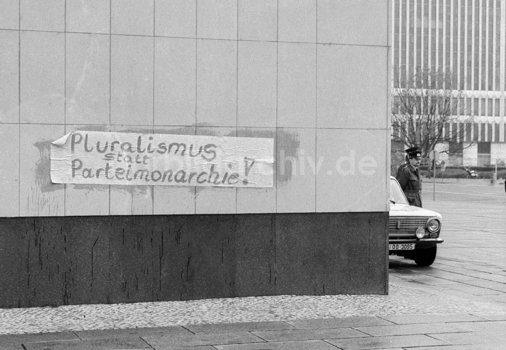 Berlin: Protestlosung Pluralismus statt Parteimonarchie an der Fassade des Staatsratsgebäude der DDR