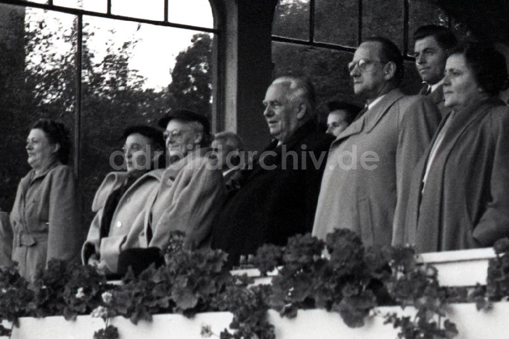 DDR-Fotoarchiv: Hoppegarten - Präsident Wilhelm Pieck auf der Galopprennbahn in Hoppegarten in Brandenburg in der DDR
