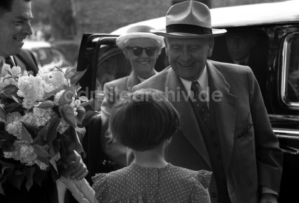 DDR-Bildarchiv: Hoppegarten - Präsident Wilhelm Pieck auf der Galopprennbahn in Hoppegarten in Brandenburg in der DDR