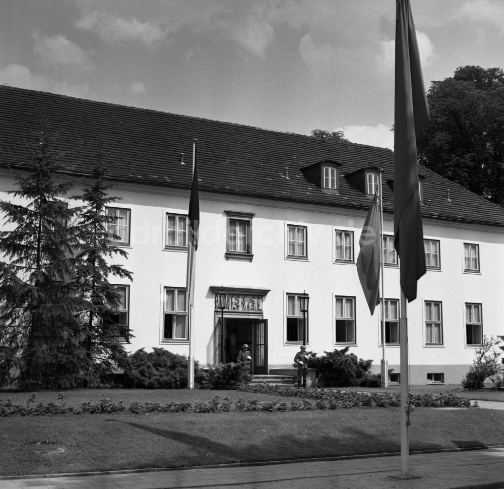 DDR-Fotoarchiv: Berlin - Präsidialkanzlei am Schloß Schönhausen in Ostberlin in der DDR