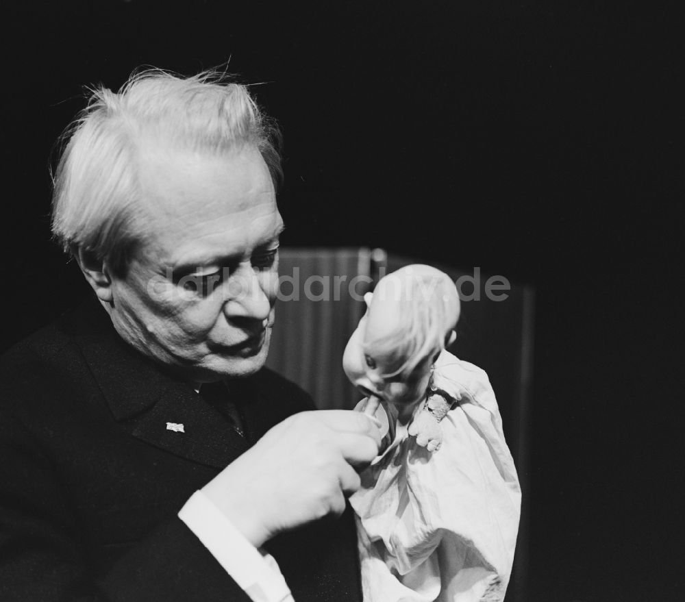 Berlin - Mitte: Puppenspieler Sergei Wladimirowitsch Obraszow (1901 - 1992) in Berlin - Mitte